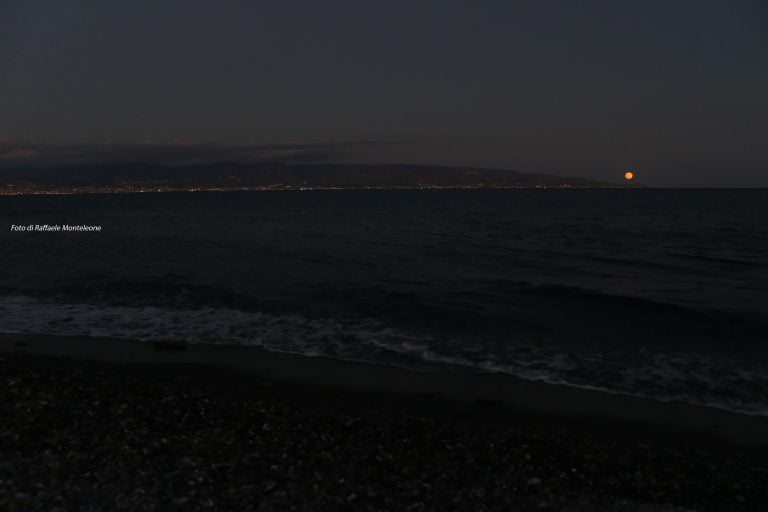 La Superluna sopra Capo dell'Armi. Foto scattata dalla Spiaggia di S. Paolo località Briga Marina di Messina. Credit Raffaele Monteleone