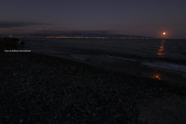 La Superluna sopra Capo dell'Armi. Foto scattata dalla Spiaggia di S. Paolo località Briga Marina di Messina. Credit Raffaele Monteleone