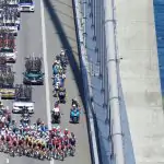 Lo straordinario spettacolo del passaggio del Tour de France sul Ponte del Grande Belt | FOTO