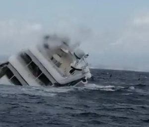 Yacht affonda Calabria