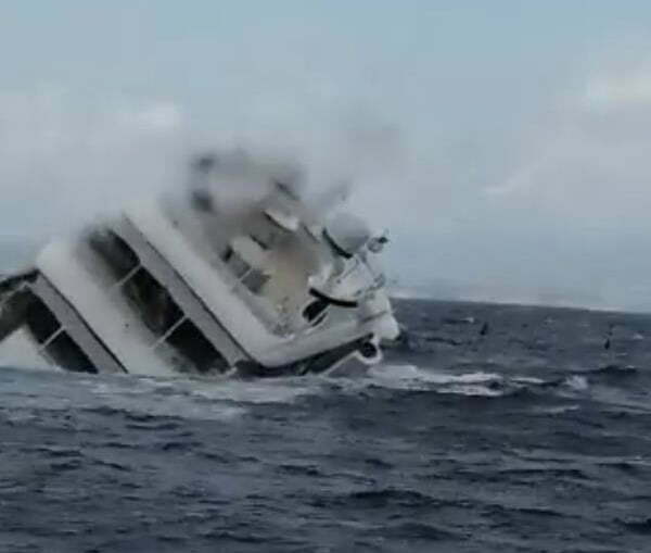 Yacht affonda Calabria