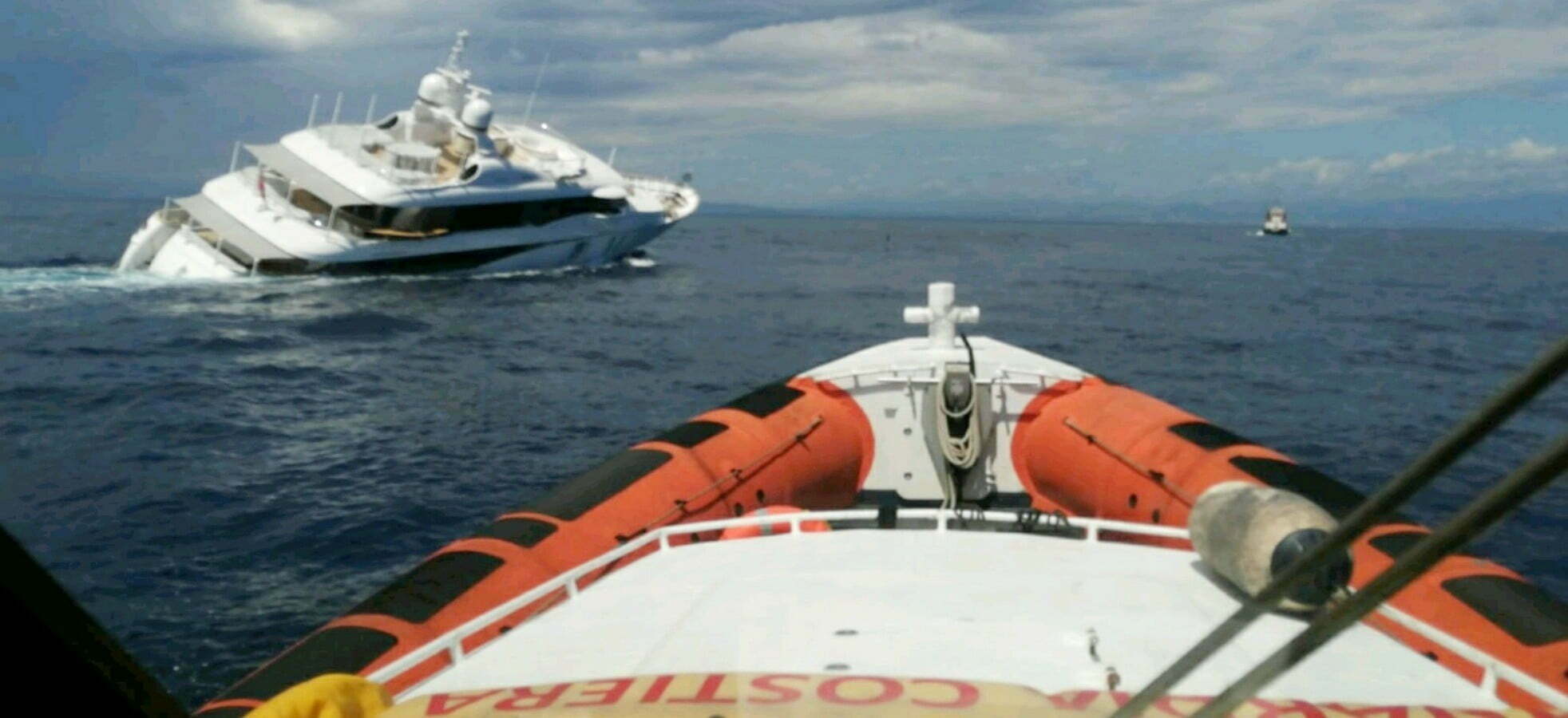 Yacht affonda Calabria