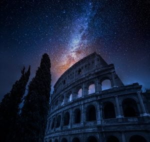 Rappresentazione artistica della Via Lattea sul Colosseo