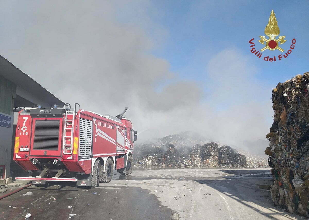Diossina oltre i valori ordinari dopo l’incendio alla Ecomac di Augusta: fase critica superata ma restano le cautele