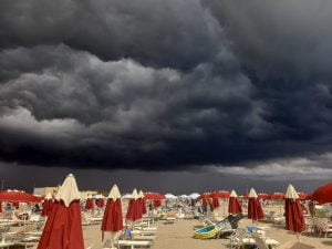 maltempo latina spiaggia mare
