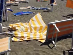 ombrelloni spiaggia maltempo