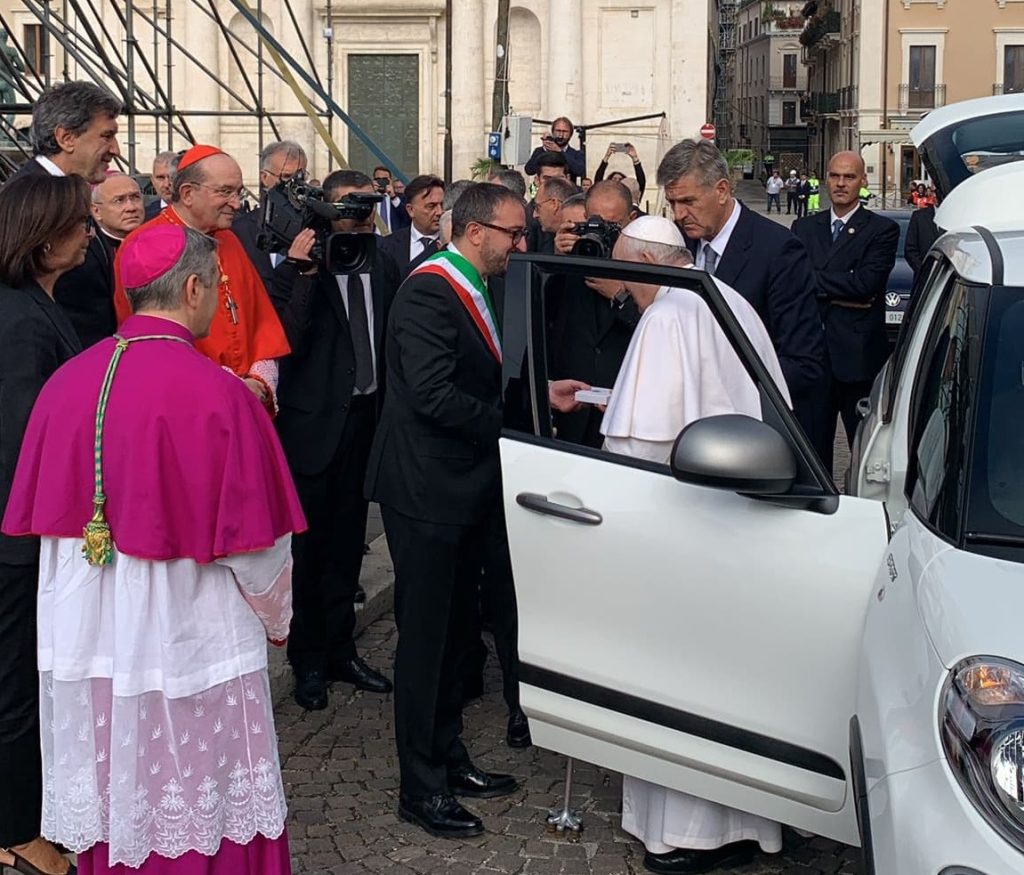papa francesco l'aquila