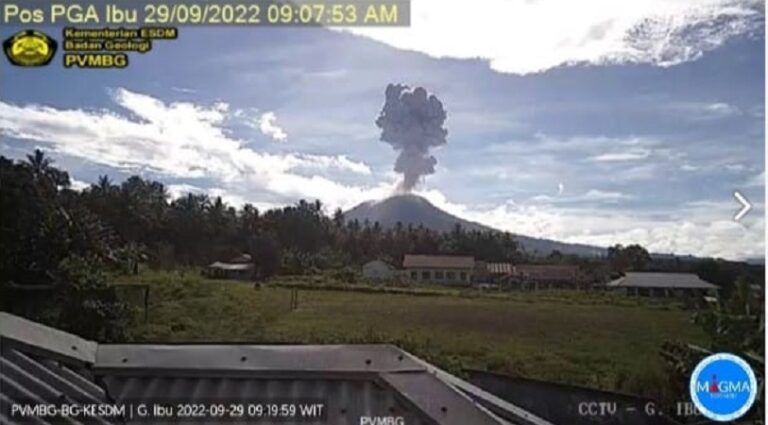 eruzione monte ibu indonesia