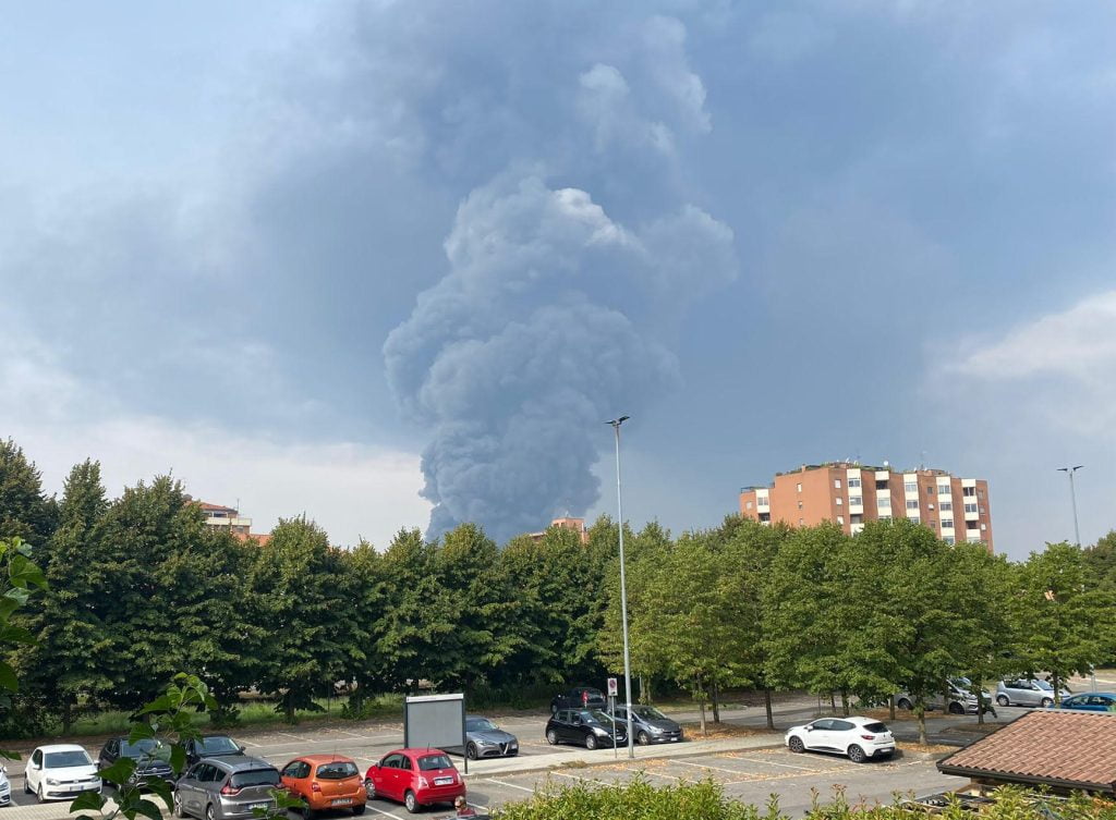 incendio san giuliano milanese foto