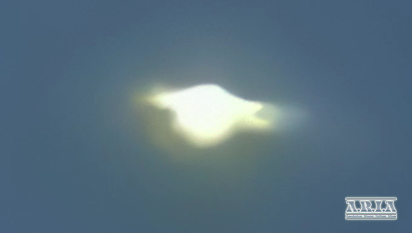 Luci anomale lungo la costa adriatica, oggetto luminoso su Pescara: l’analisi dell’ufologo FOTO e VIDEO