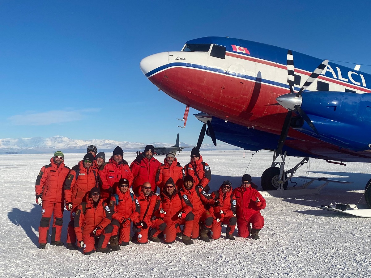 Antartide XXXVIII Spedizione - Il gruppo di apertura in partenza sulla pista della Stazione americana di McMurdo