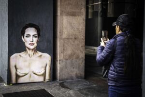 angelina jolie murales cancro seno
