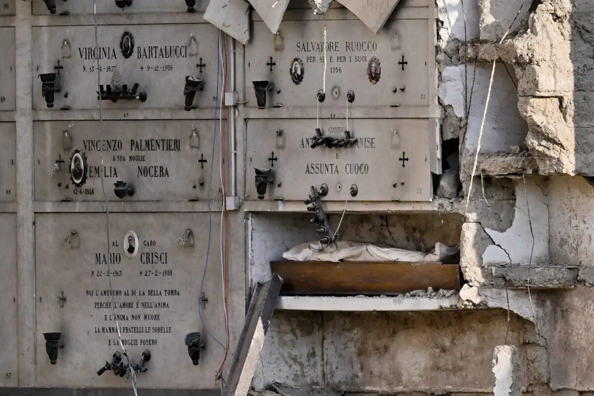 Crollo cimitero Napoli