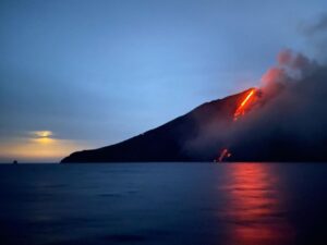 eruzione stromboli notte