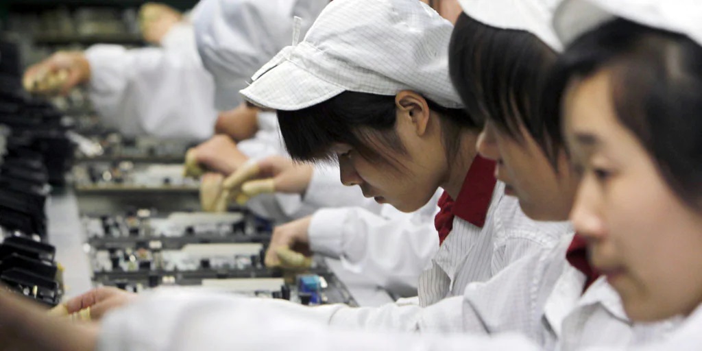 lavoratori fabbrica Apple