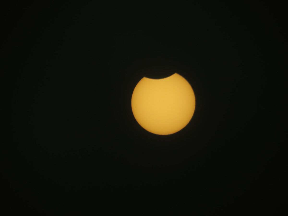 Ecco l'ultima eclissi di Sole del 2022: le immagini dall'Italia e dal