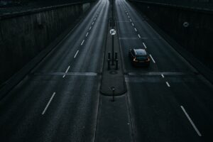 strada al buio non illuminata