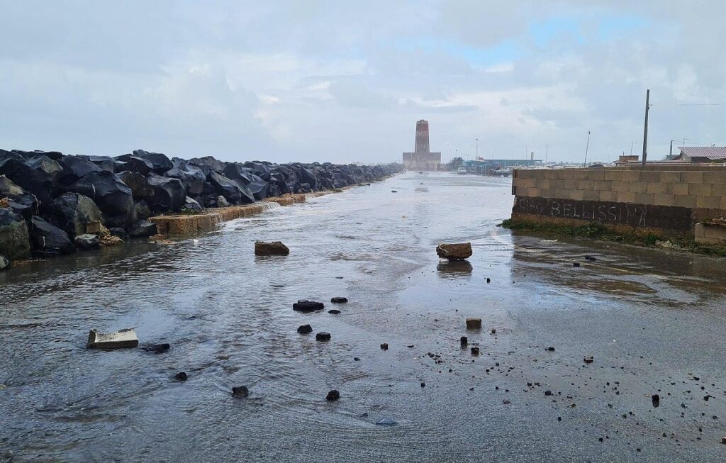maltempo mareggiata fiumicino
