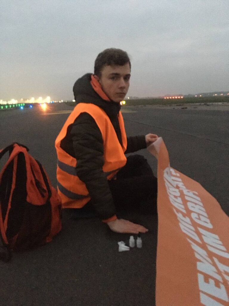 attivisti clima aeroporto di berlino