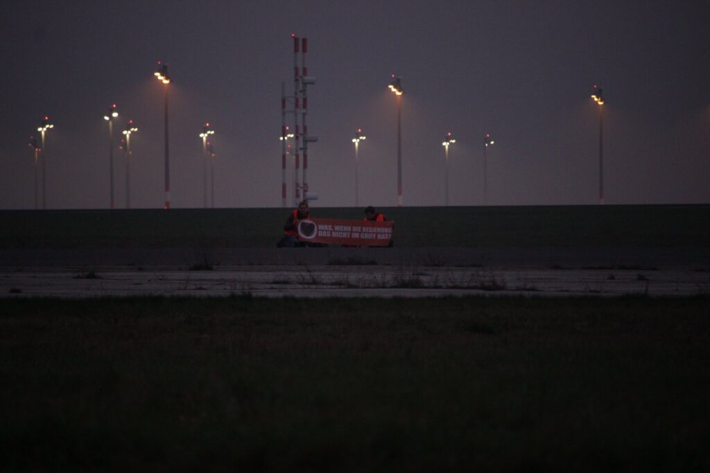 attivisti clima aeroporto di berlino