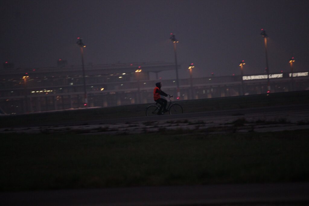 attivisti clima aeroporto di berlino