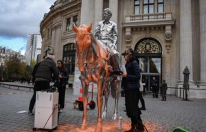 atto vandalico statua parigi