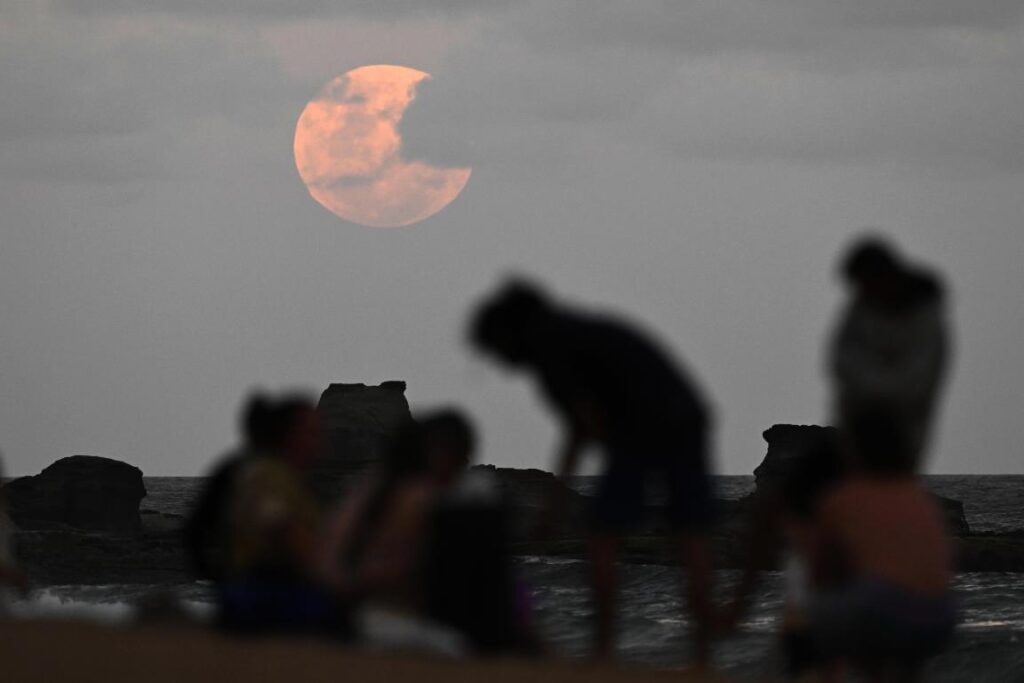 eclissi luna oggi australia