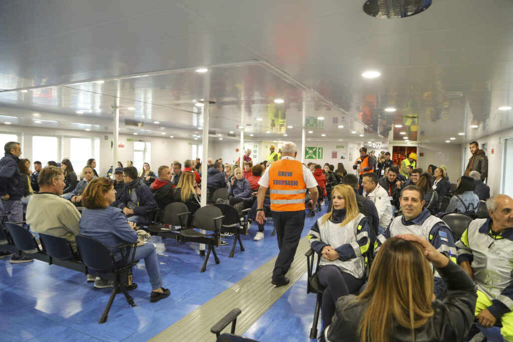 emergenza traghetto nave