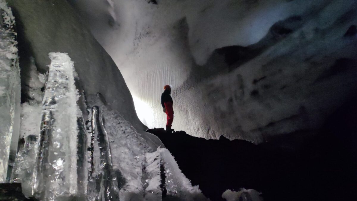 grotta aurora monte melbourne antartide