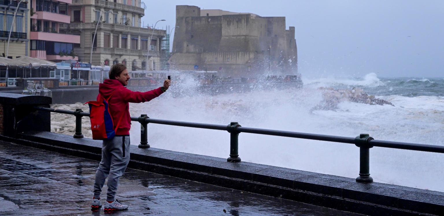 Allerta Meteo Napoli Per Il Maltempo Di Sabato La Decisione Del Comune 