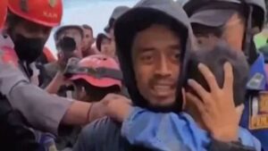 terremoto indonesia salvataggio bambino