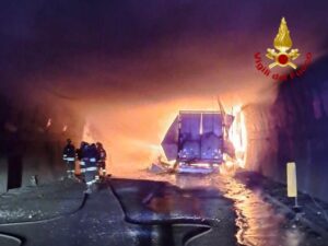 messina incendio autostrada notte