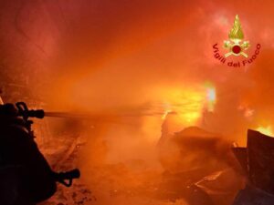messina incendio autostrada notte