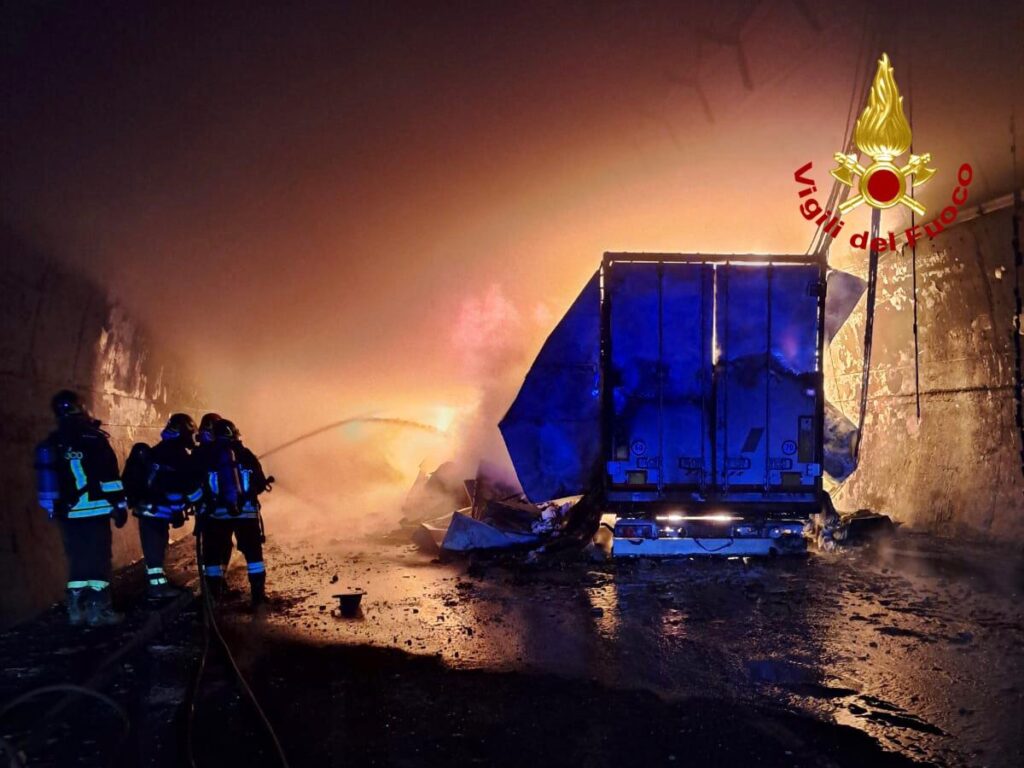 messina incendio autostrada notte