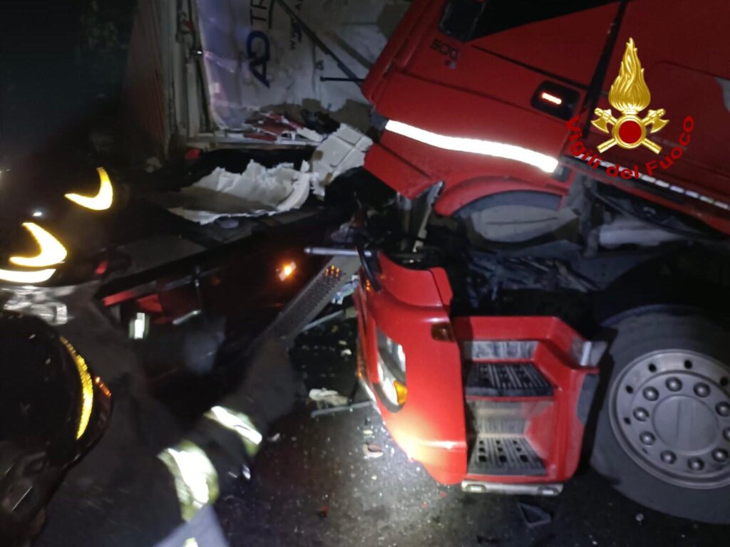 messina incendio autostrada notte