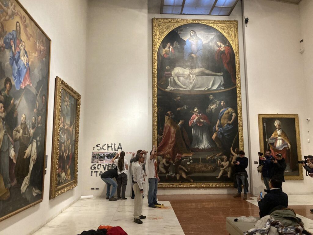 blitz ambientalisti pinacoteca bologna