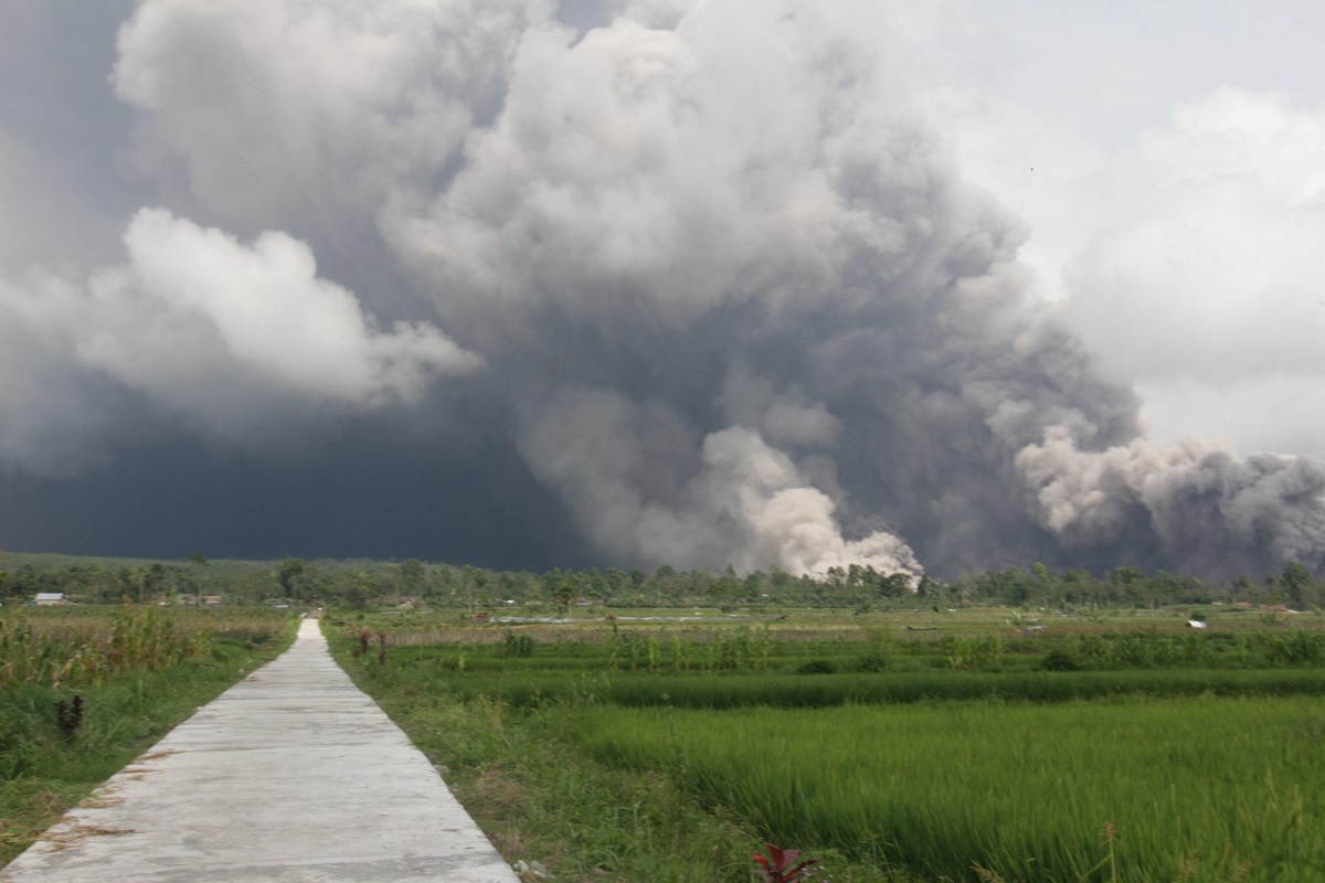 eruzione semeru indonesia