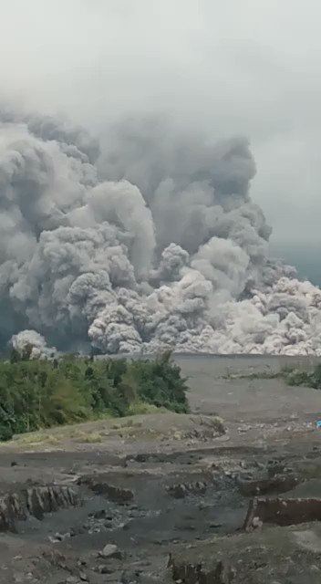 eruzione vulcano semeru indonesia