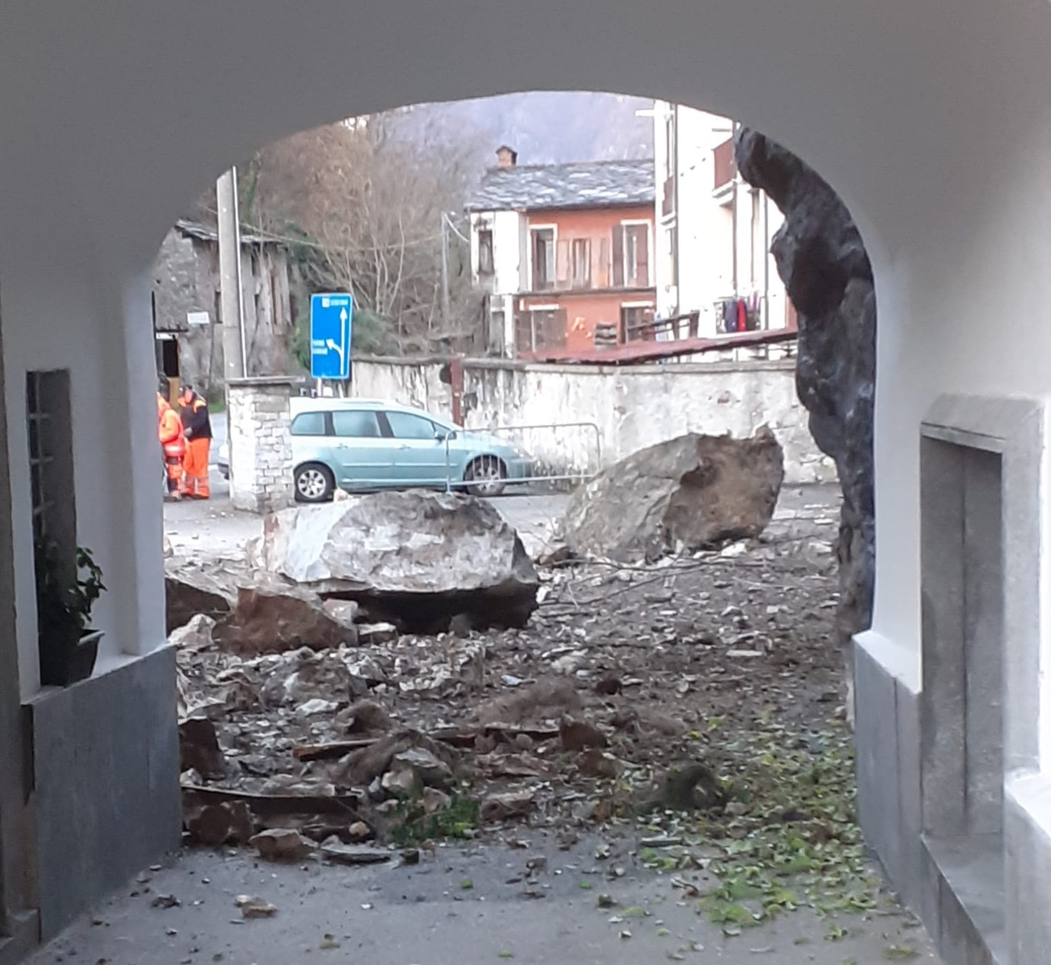 Tragedia Sfiorata A Pont Canavese Cadono Massi Su Una Chiesa E Su Una tragedia-sfiorata-a-pont-canavese-cadono-massi-su-una-chiesa-e-su-una