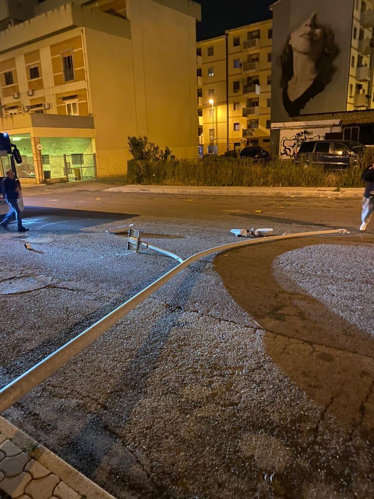 maltempo reggio calabria vento abbatte lampione