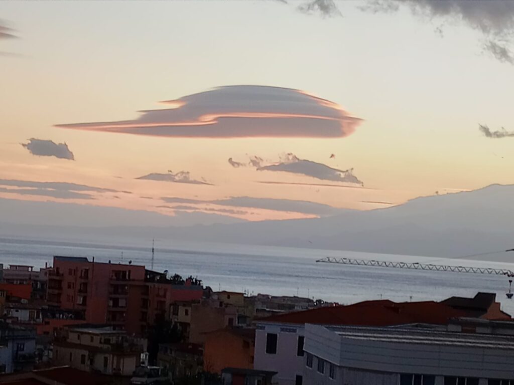 nuvole lenticolari stretto di messina