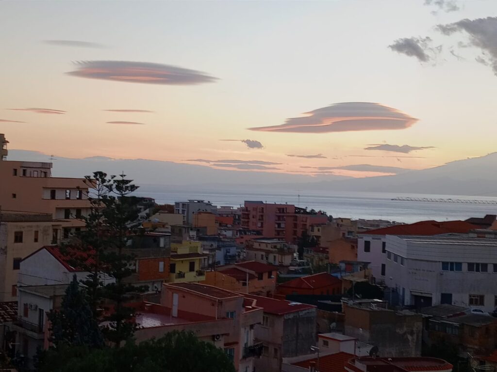 nuvole lenticolari stretto di messina