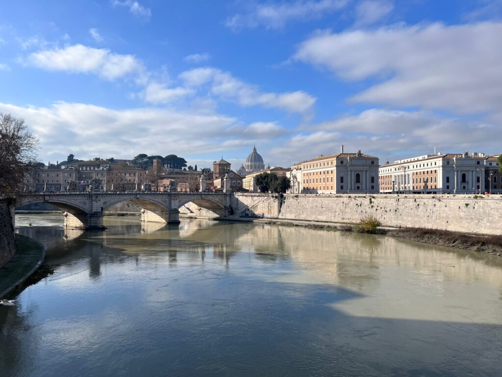 roma tevere san pietro sullo sfondo