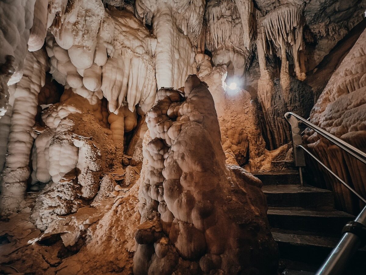 Grotta di Bàsura in Liguria