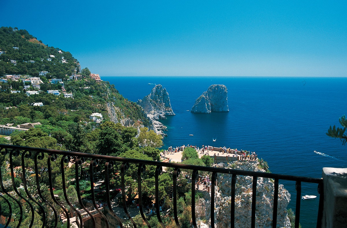 Capri dichiara guerra all’overtourism: Faraglioni off-limits nel 2026
