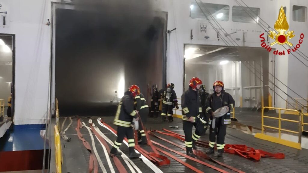 incendio traghetto palermo (1)