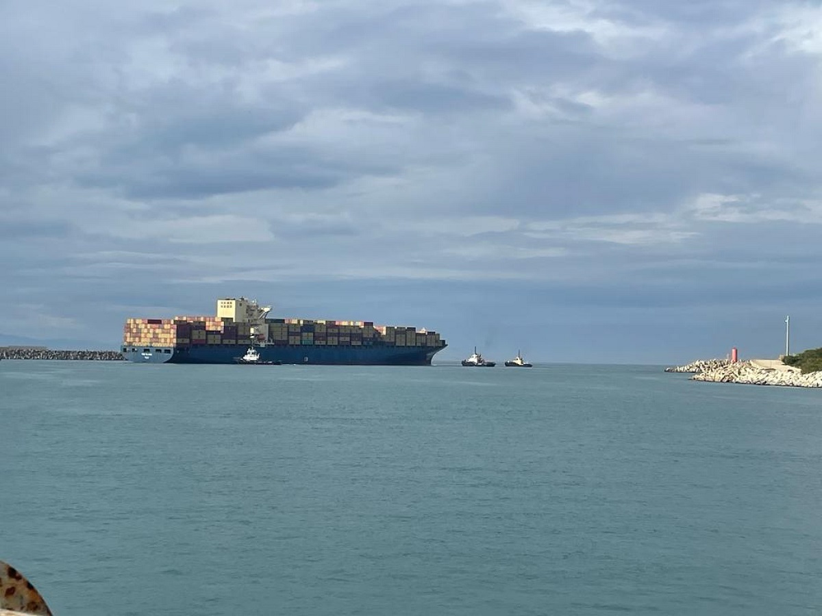 Gioia Tauro, nave portacontainer urta molo del porto