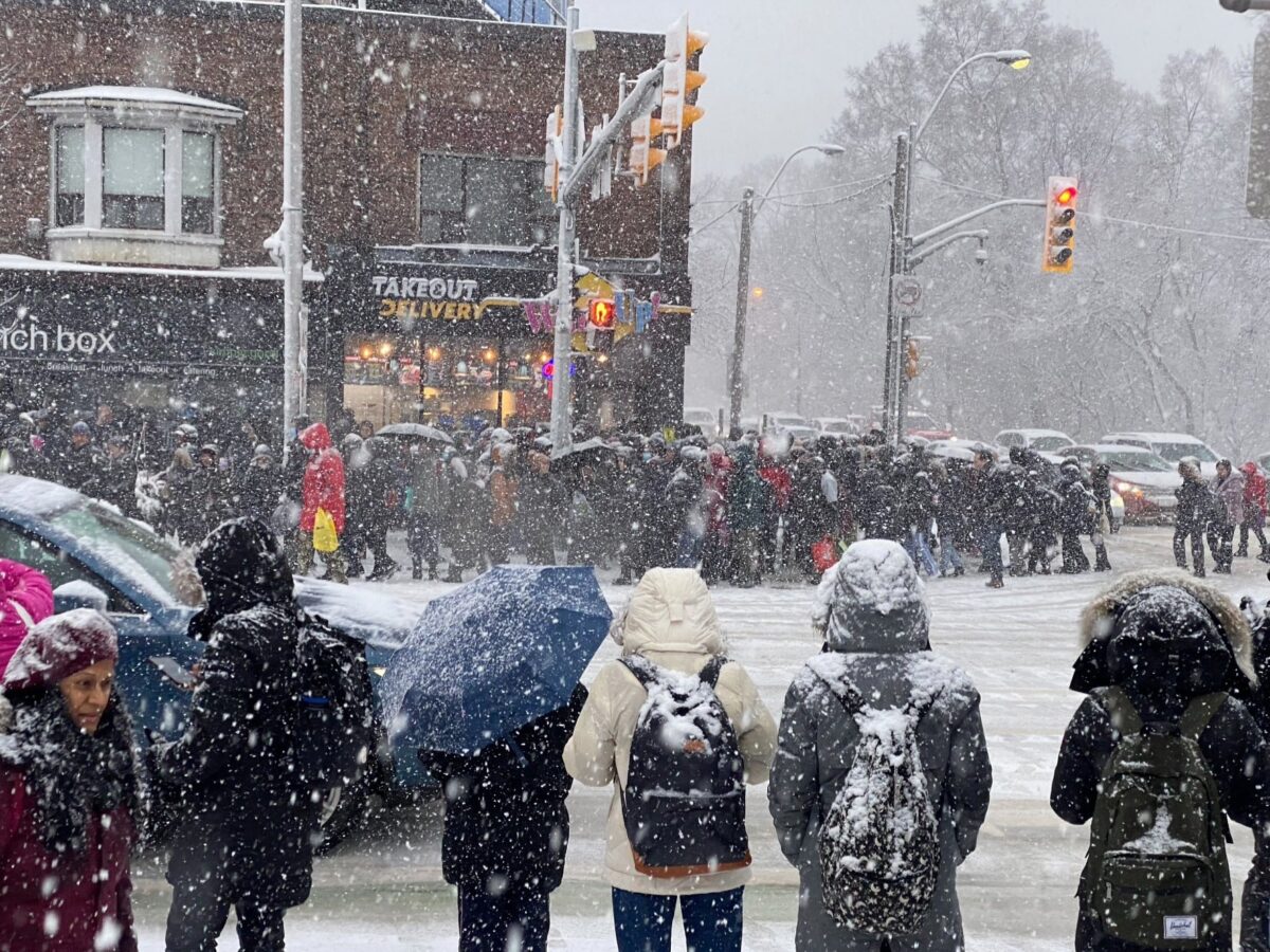 Почему сегодня снег. Сильный снег. 6 Февраля снегопад быстрее на метро. Погода в Канаде коллаж. Температура в январе в Канаде.