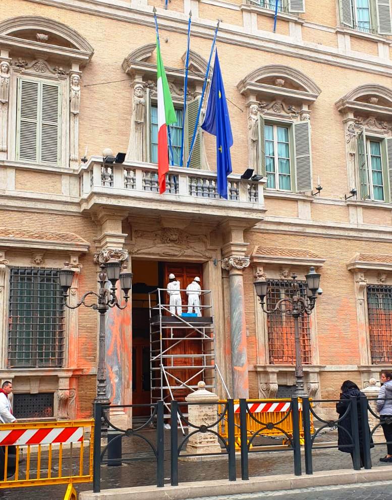 senato imbrattato attivisti 2 gennaio 2023