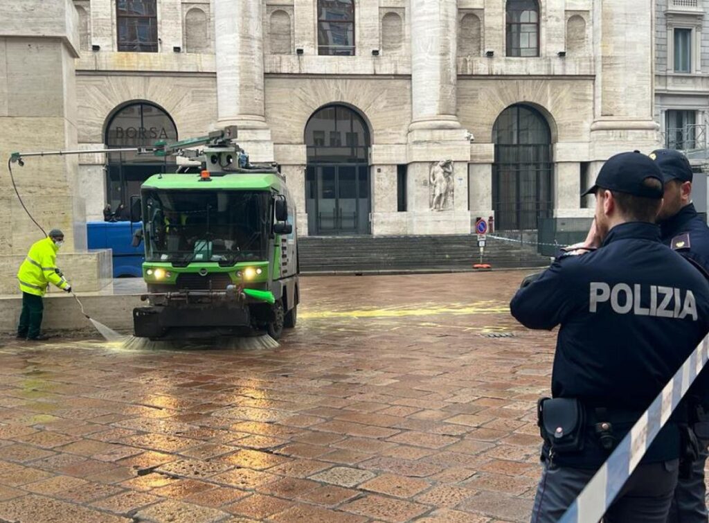 ultima generazione milano dito piazza affari